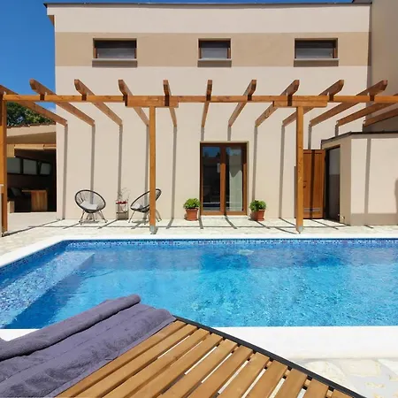 Beautiful Lona With Private Pool Near Pula פרוי