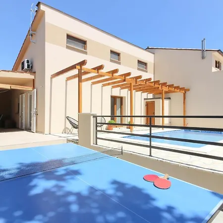 Beautiful Lona With Private Pool Near Pula 빌라