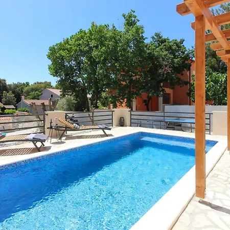 Beautiful Lona With Private Pool Near Pula