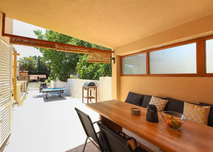 Beautiful Lona With Private Pool Near Pula Peroj