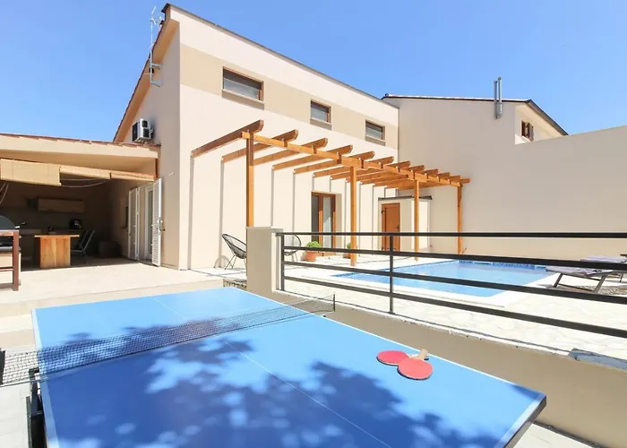 Beautiful Lona With Private Pool Near Pula Villa