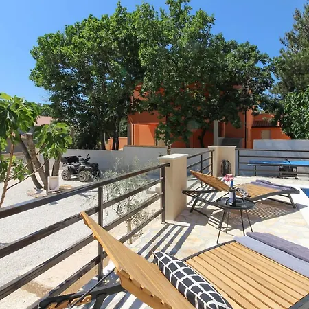 Beautiful Lona With Private Pool Near Pula *