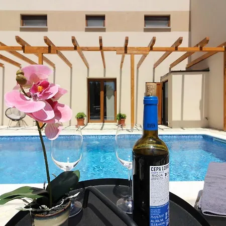 Beautiful Lona With Private Pool Near Pula Peroj