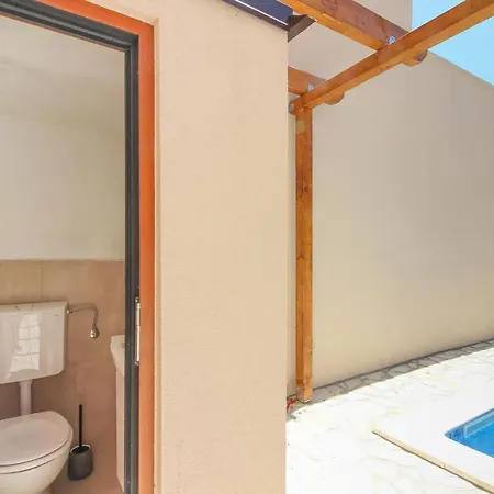 Beautiful Lona With Private Pool Near Pula Peroj