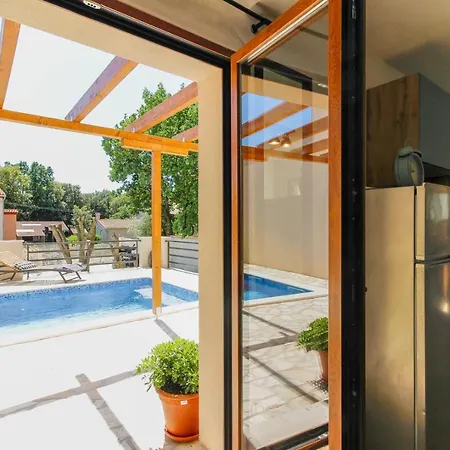 Beautiful Lona With Private Pool Near Pula Peroj