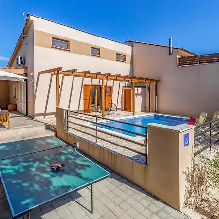 Beautiful Lona With Private Pool Near Pula