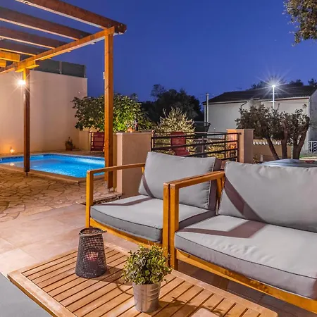 Beautiful Lona With Private Pool Near Pula Peroj