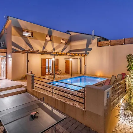 Beautiful Lona With Private Pool Near Pula Willa
