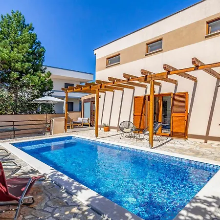 Beautiful Lona With Private Pool Near Pula Willa Peroj