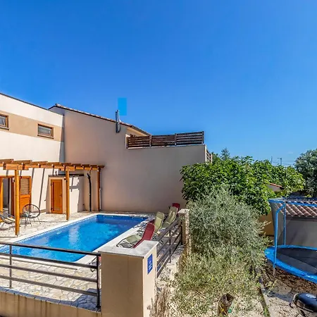 Beautiful Lona With Private Pool Near Pula Willa